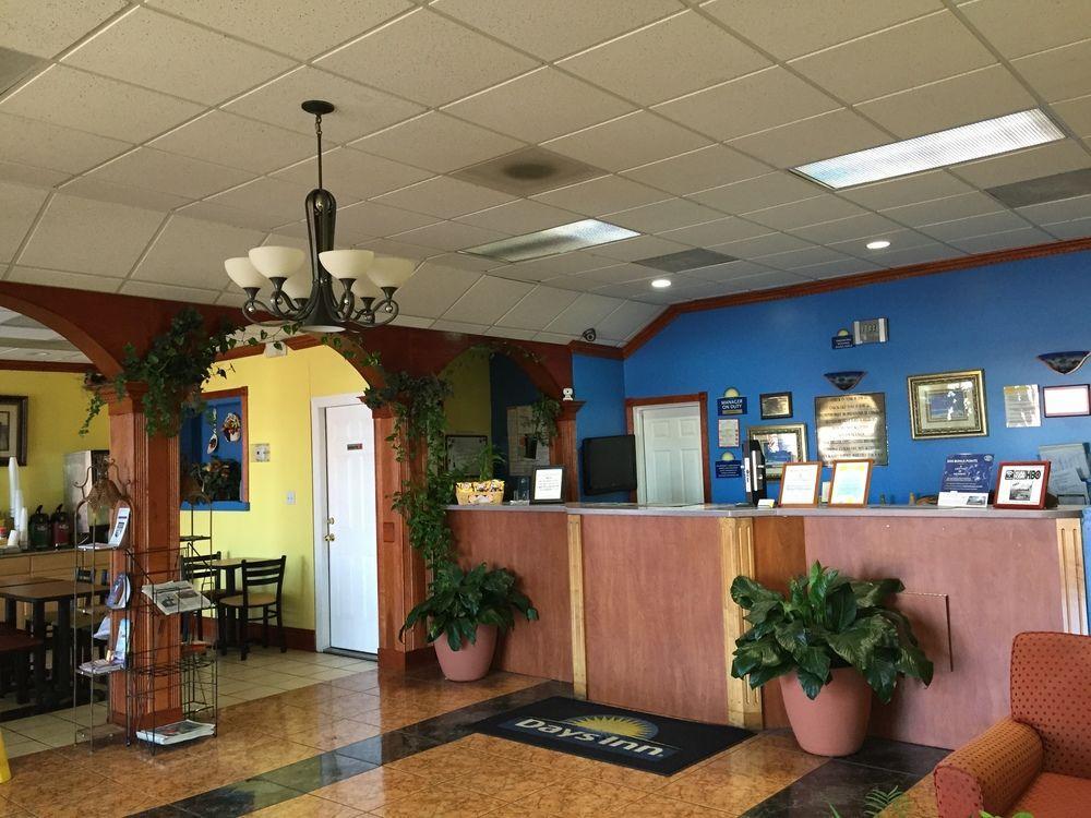 迈尔斯堡南/机场戴斯酒店 麥爾茲堡 外观 照片