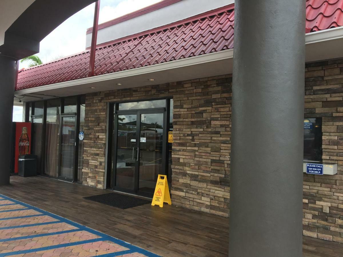 迈尔斯堡南/机场戴斯酒店 麥爾茲堡 外观 照片